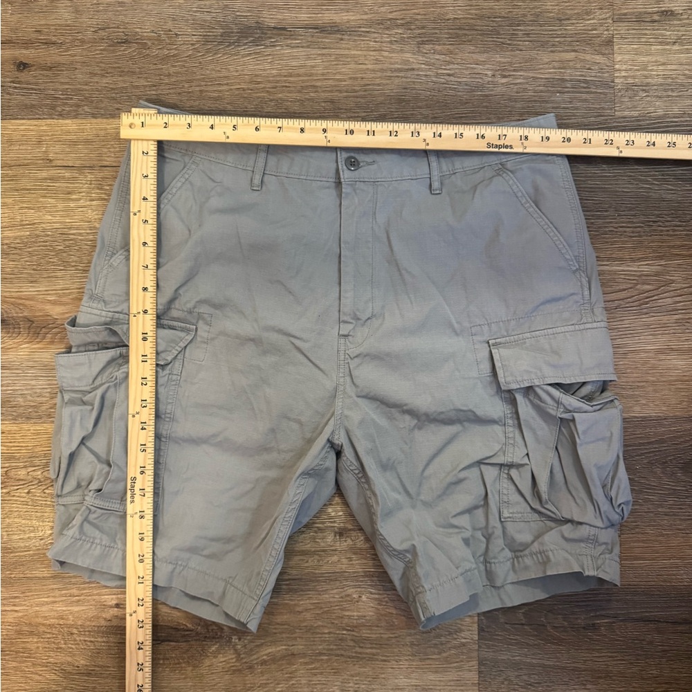 Levi's Men's Grey Cargo Shorts Size 38 - Picture 7 of 8